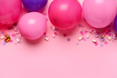 Pembe arka planda balonlar, konfetiler ve ses çıkaranlar