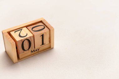 Beyaz arkaplanda 1 Mayıs tarihli tahta küp takvimi