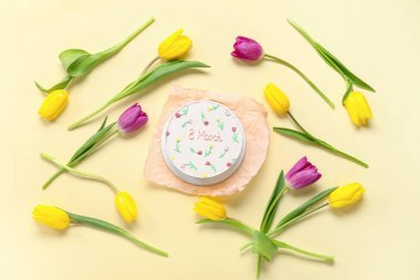 Tatlı bento keki ve sarı arka planda güzel laleler. Uluslararası Kadınlar Günü