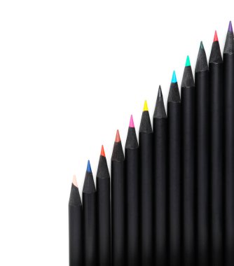 Beyaz arkaplanda bir sürü siyah kalem