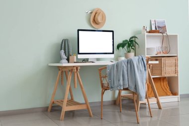 İş yeri, bilgisayar ve ev bitkilerinin bulunduğu ışık ofisinin içi