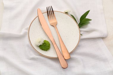 Açık arkaplanda çiçekler olan güzel bir şenlik masası.