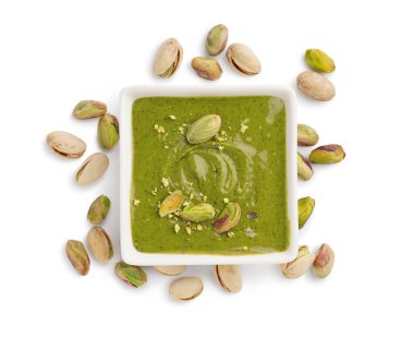 Beyaz arka planda fındık ezmesi.