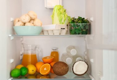 Mutfaktaki buzdolabında farklı taze yiyecekler. Yakın çekim.