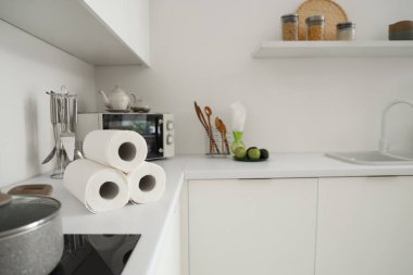 Mutfaktaki mutfak tezgahında çatal bıçaklı kağıt havlular, yakın plan.