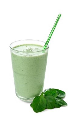 Beyaz arka planda bir bardak taze ıspanaklı smoothie.