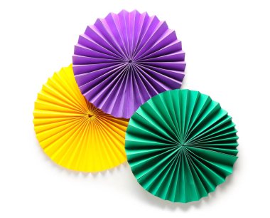 Beyaz arka planda renkli kağıt vantilatörler. Mardi Gras Kutlaması