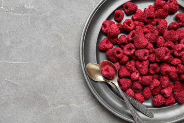 Gri arkaplanda kurumuş ahududu tabakası