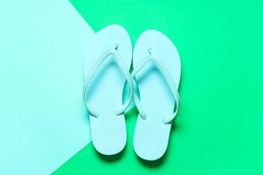 Plaj arka planında parmak arası terlikler