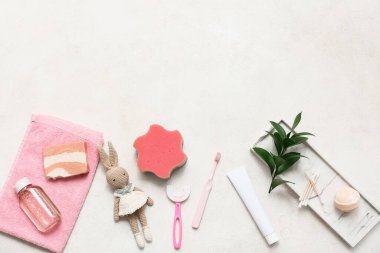 Bebek için farklı banyo aksesuarları ve hafif arka planda oyuncak kompozisyonu