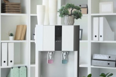 Kağıt bardaklı ve fabrikalı modern su soğutucusu.