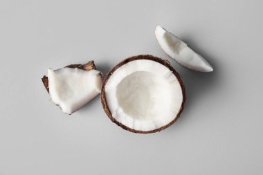 Gri arkaplanda taze hindistan cevizi kes