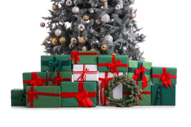 Güzel Noel ağaçları, hediyeler ve beyaz arka planda çelenkler. Yakın çekim.