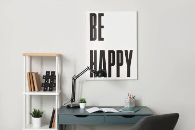 Işıklı duvarın yanındaki lambalı ve kırtasiyeli öğrenci işyeri.