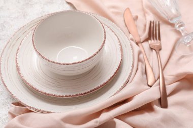 Beyaz grunge arkaplan üzerinde güzel tablo ayarı