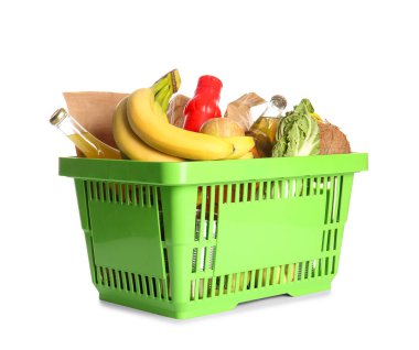 Farklı taze ürünlerle dolu yeşil alışveriş sepeti ve beyaz arka planda muz.