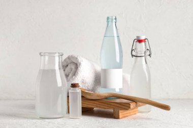 Doğal pirinç suyu şişeleri ve arka planda temiz havlu.