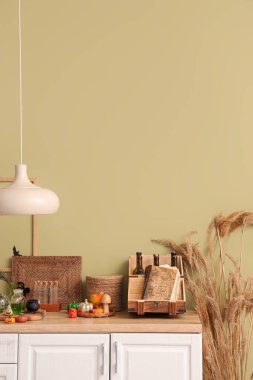 Cadılar Bayramı için beyaz tezgah ve lambayla dekore edilmiş mutfağın içi.