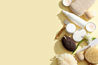 Ayak masajı için farklı banyo malzemeleri ve bej arka planda çiçek.