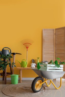 Bahçe aletleri, bank ve katlama ekranlı atölyenin içi