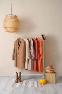 Palto askısı ve balkabağı olan koridorun içi.