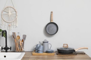 Mutfak gereçleri ışık duvarının yanında.