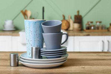 Mutfaktaki temiz tabaklar, yakın plan.