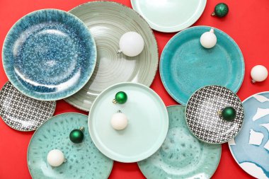 Kırmızı arka planda takılar olan güzel bir Noel masası.