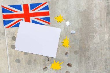 Guy Fawkes için boş kart Büyük Britanya bayrağı, kağıt dekor ve gri grunge arka planda konfeti
