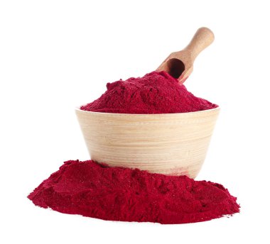 Beyaz arka planda kepçeli pancar tozu dolu ahşap bir kase