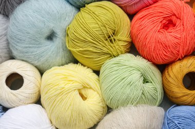 Arkaplan olarak renkli örgü ipliği