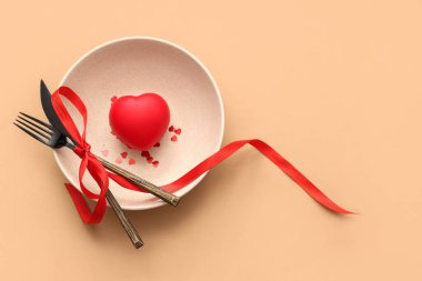 Kahverengi arka planda kalbi olan güzel bir masa. Sevgililer Günü kutlaması