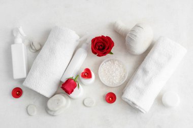 Gül çiçekli spa kompozisyonu ve ışık arka planında yanan mumlar. Sevgililer Günü kutlaması