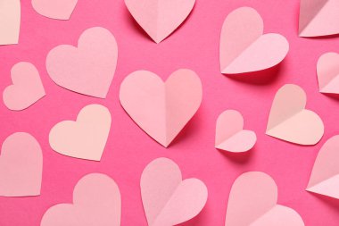 Pembe arka planda kağıt kalpler. Sevgililer Günü.