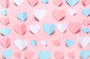 Pembe arka planda kağıt kalpler. Sevgililer Günü.