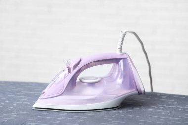 Odanın ışık duvarının yanında elektrikli levye var.