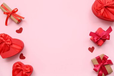 Pembe arka planda Sevgililer Günü kutlaması için farklı hediye kutuları ve kalplerle kompozisyon