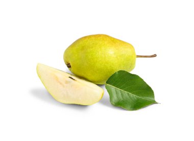 Tatlı olgun armutlar ve beyaz arka planda yaprak