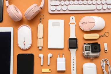 Renk arkaplan üzerinde çeşitli modern aygıtlara sahip kompozisyon