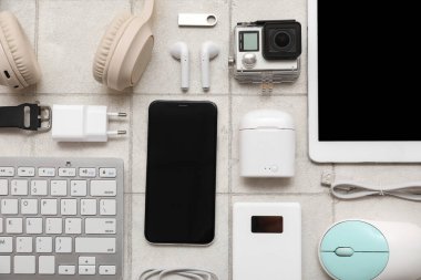 Aydınlık arkaplanda farklı modern aygıtlara sahip kompozisyon