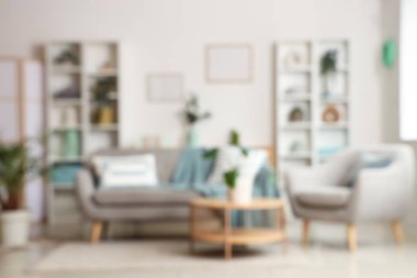 Konforlu kanepe, koltuk ve oturma odasının iç tarafındaki çiçekli kahve masası. Bulanık görünüm