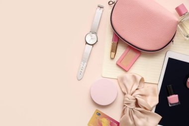 Renkli arka planda şık kadın aksesuarları, kozmetik ürünleri, kredi kartı ve tablet bilgisayarlı kompozisyon