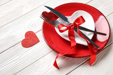 Beyaz ahşap arka planda kırmızı kalplerle güzel bir masa. Sevgililer Günü kutlaması