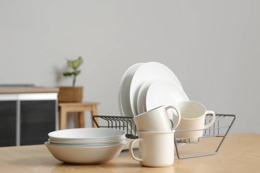 Mutfaktaki ahşap masada temiz tabaklar var.