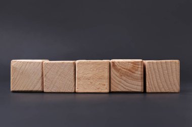 Siyah arka planda tahta küpler. Kural kavramı