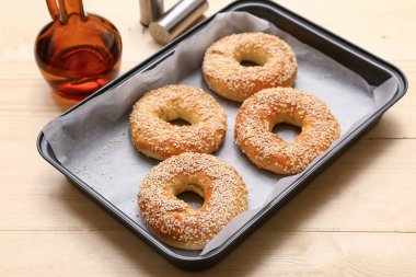 Ahşap zemin üzerinde susam tohumları olan lezzetli simitler pişirmek.