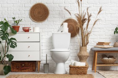 Tuvaletin içinde klozet, çekmece ve bank var.