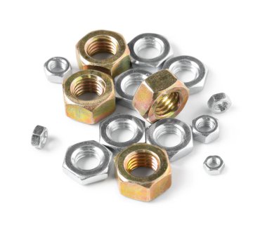 Beyaz arka planda izole edilmiş farklı krom fındıklar