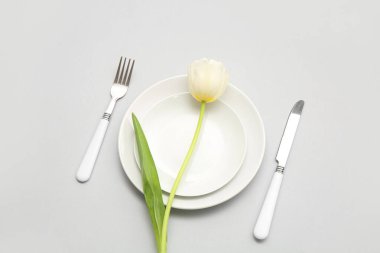 Leylak arkaplanda güzel lale çiçekleri olan şık masa ayarları