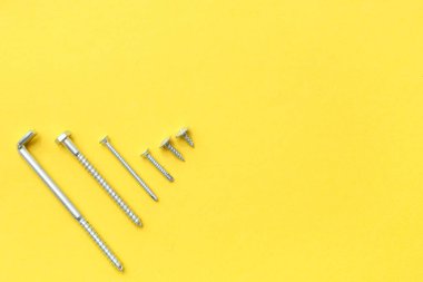 Sarı arkaplanda farklı vidalar ve uğursuz tuşlar